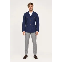 Veste saharienne lin bleu marine boutonnée sur chemise blanche