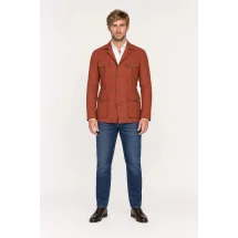 Veste saharienne lin terracotta portée boutonnée avec un jean brut