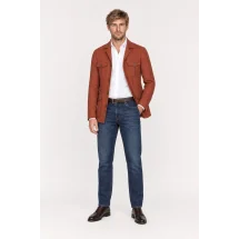 Veste saharienne lin terracotta portée ouverte sur chemise blanche et jean