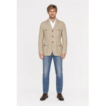 Veste saharienne lin beige sable portée boutonnée avec un jean délavé