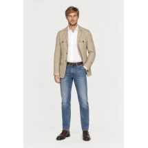 Veste saharienne lin beige sable portée ouverte sur chemise blanche et jean