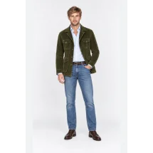Veste saharienne velours côtelé vert kaki portée ouverte avec jean et ceinture marron