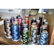 Pull col V vert olive | Costume Privé Paris