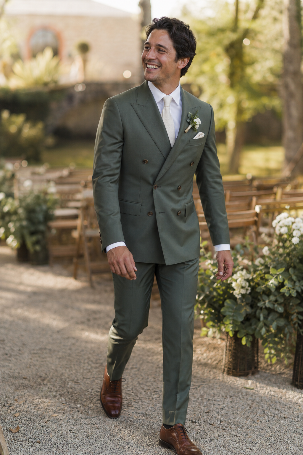 Marié en costume sur mesure — La veste croisée est-elle une tenue qui convient pour tous gabarits — costume croise sur mesure proche de chez