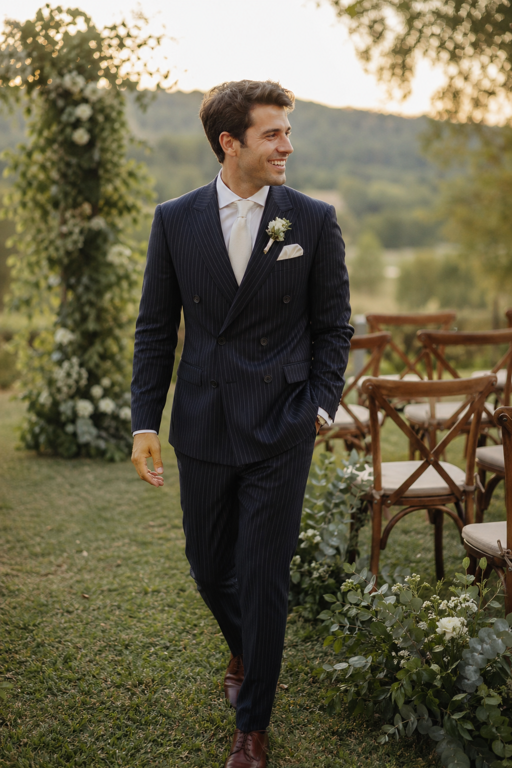 Marié en costume sur mesure — Costume croisé à rayures : l’allié de l’homme d’affaires exigeant — costume croise rayures