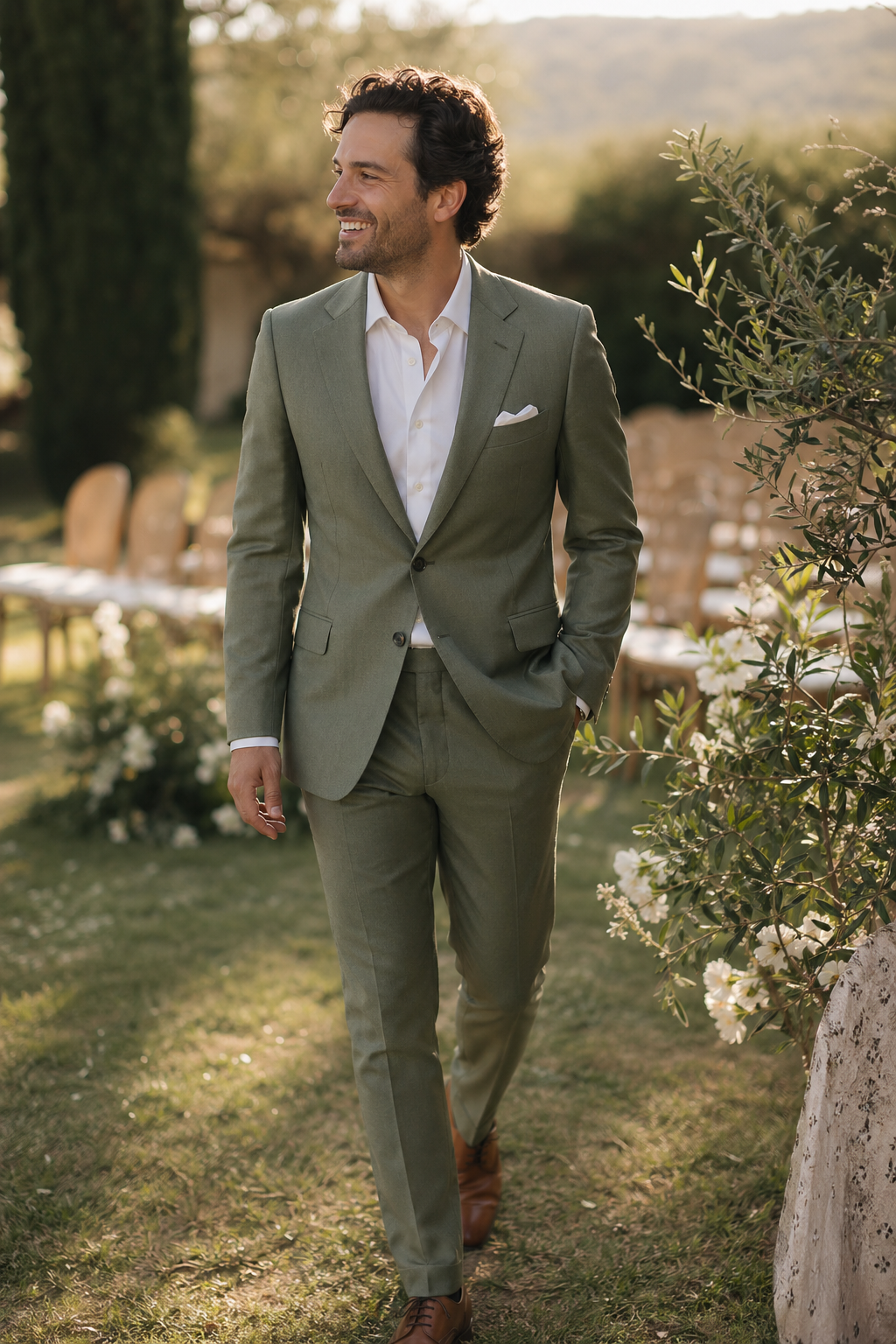 Marié en costume sur mesure — Les grandes couleurs tendance pour un costume de mariage — costume mariage couleur tendance