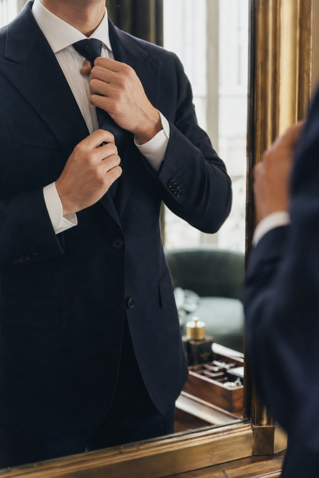 Détail accessoire costume sur mesure — Rangements, transport et remise au buste — pochette costume pliage style