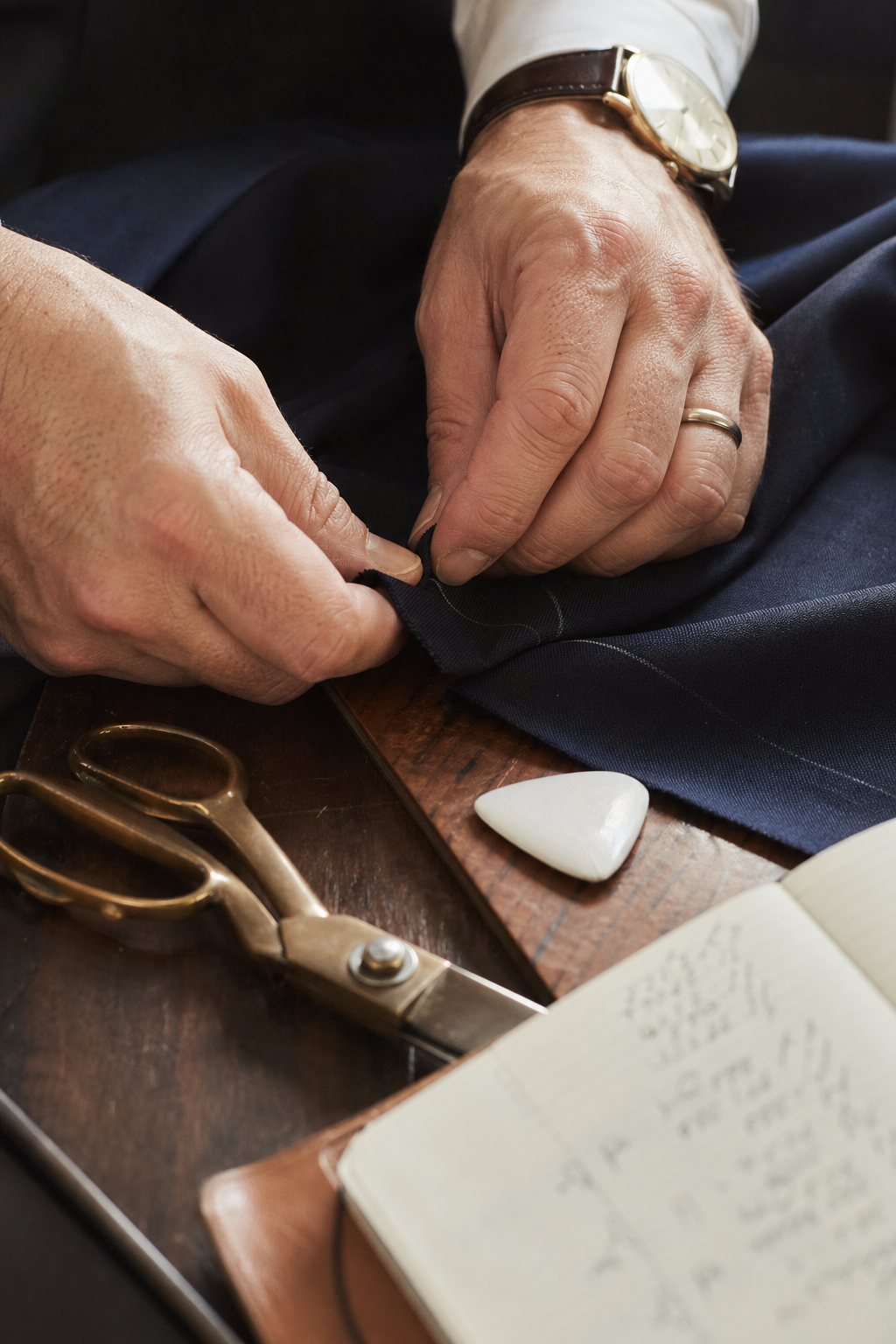 Détail finition costume sur mesure — L'expertise technique du montage et des matières — le costume sur mesure l art de la coupe 