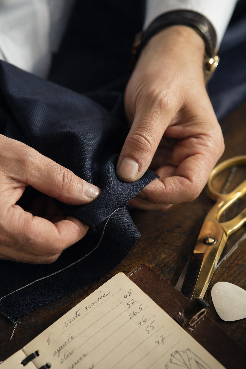 Détail finition costume sur mesure — 3. Adapter le Costume Croisé aux Saisons : Été et Hiver — homme costume croise