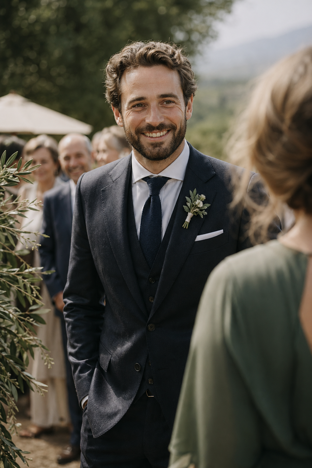 La boutonnière du marié : guide complet (fleurs, position, accords par un taille — Les fleurs de boutonnière les plus portées