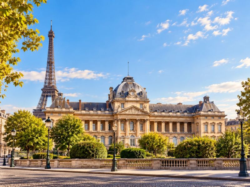 La tour Eiffel et les façades classiques du quartier de l’École militaire