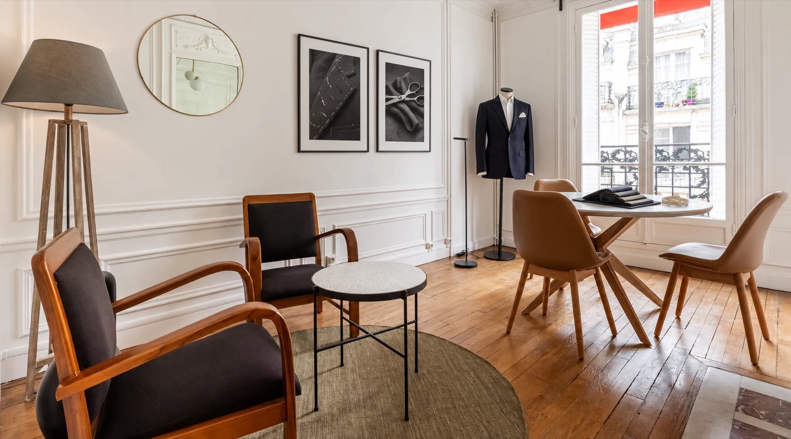 Le salon Palais Royal : fauteuils, table de sélection des tissus et veste sur mannequin