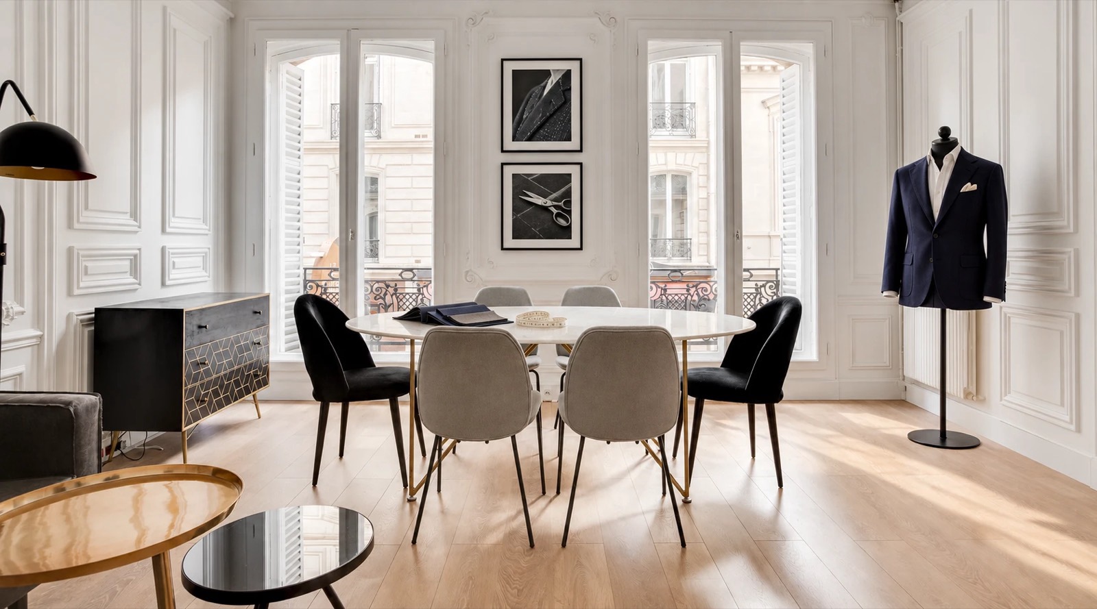 Le salon Place des Victoires : table ovale en marbre pour la sélection des tissus et portes-fenêtres
