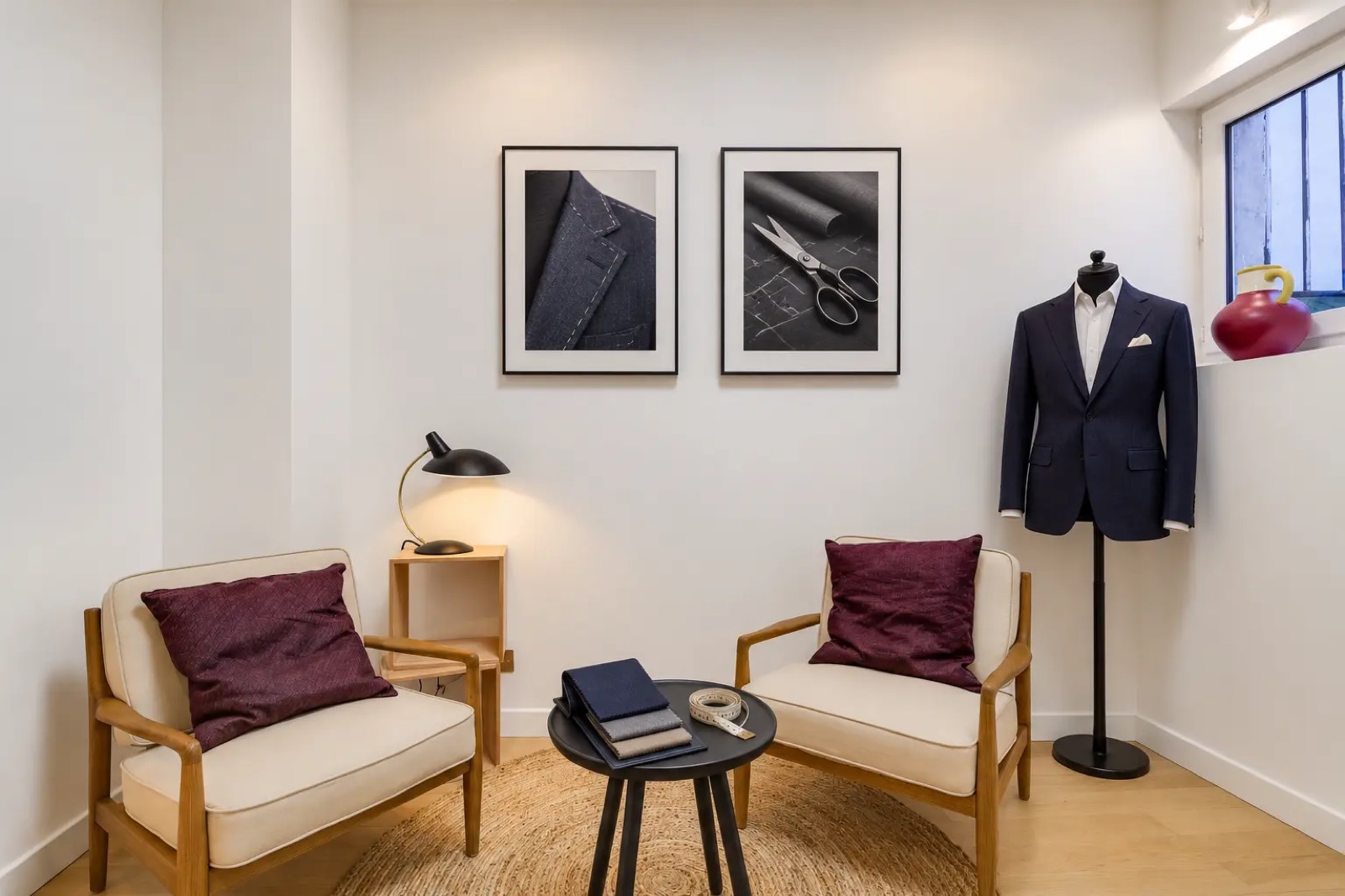 Le salon Saint Martin : deux fauteuils, table basse et veste sur mannequin