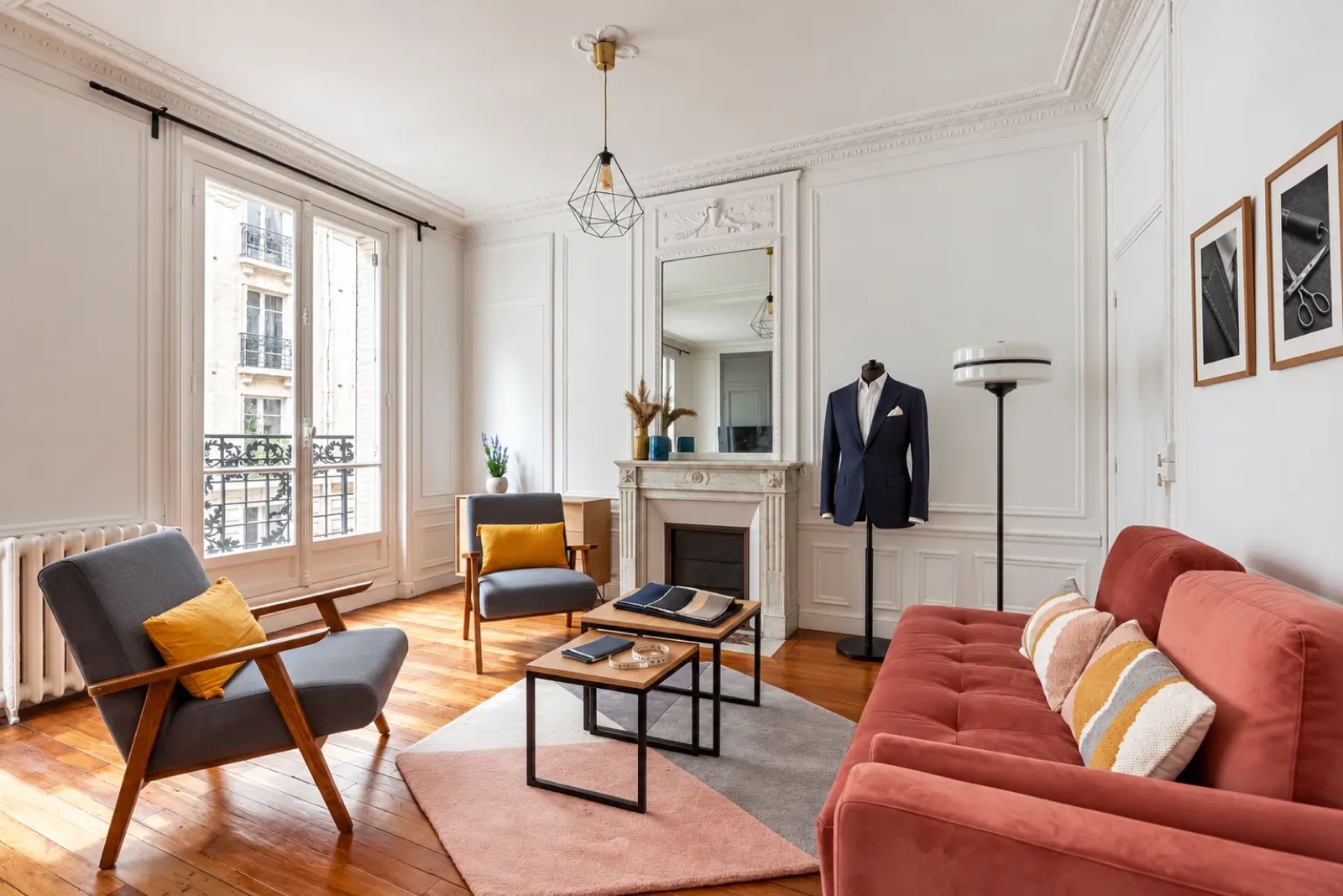 Le salon Motte-Picquet : moulures, cheminée en marbre, coin salon et veste sur mannequin