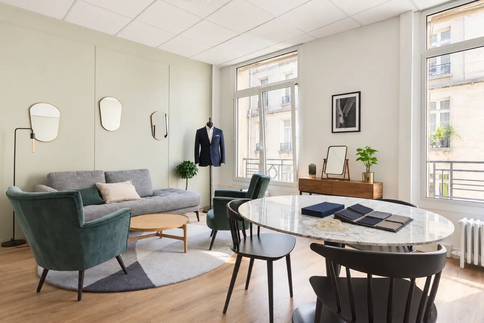 Le salon Parc Monceau : coin salon et table en marbre pour la sélection des tissus