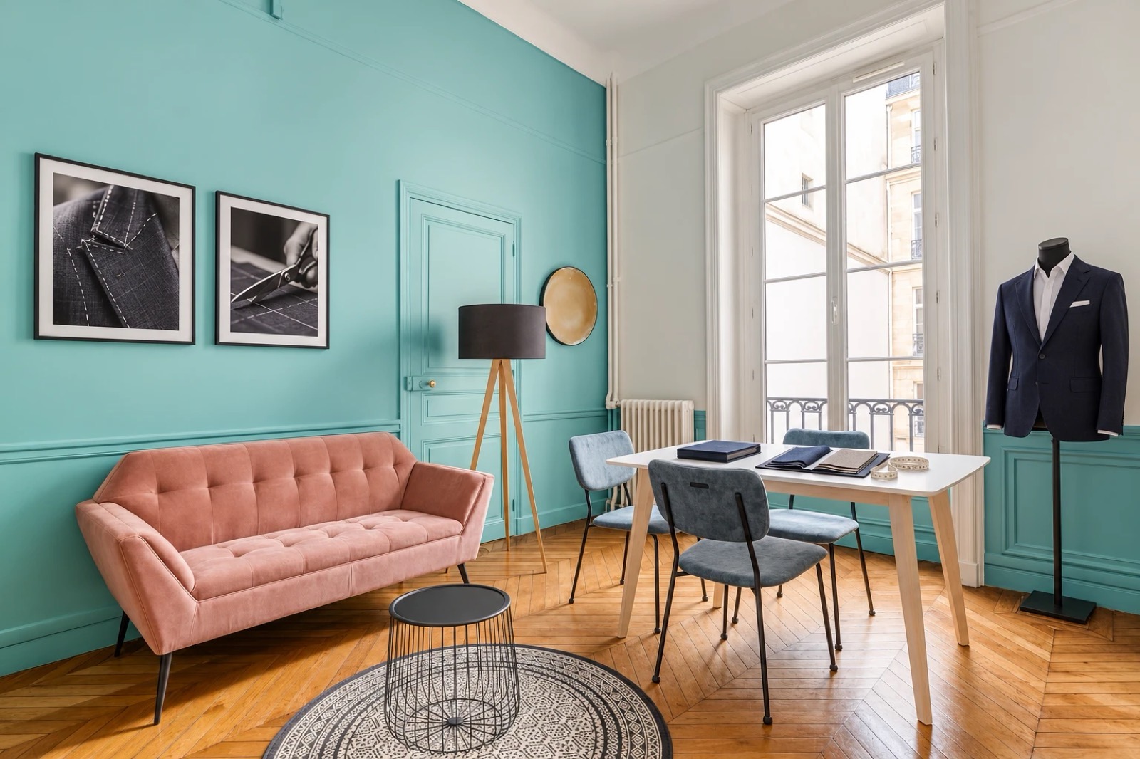 Le salon Haussmann : mur bleu turquoise, canapé en velours et table de sélection des tissus