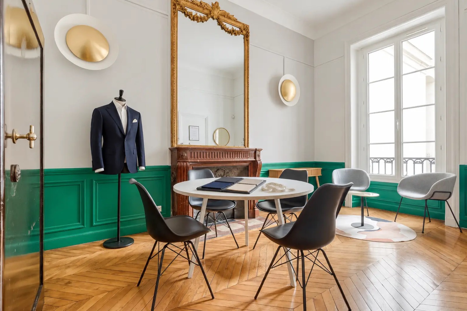 Le salon Neuilly-sur-Seine : boiseries vertes, cheminée en marbre et table de sélection des tissus