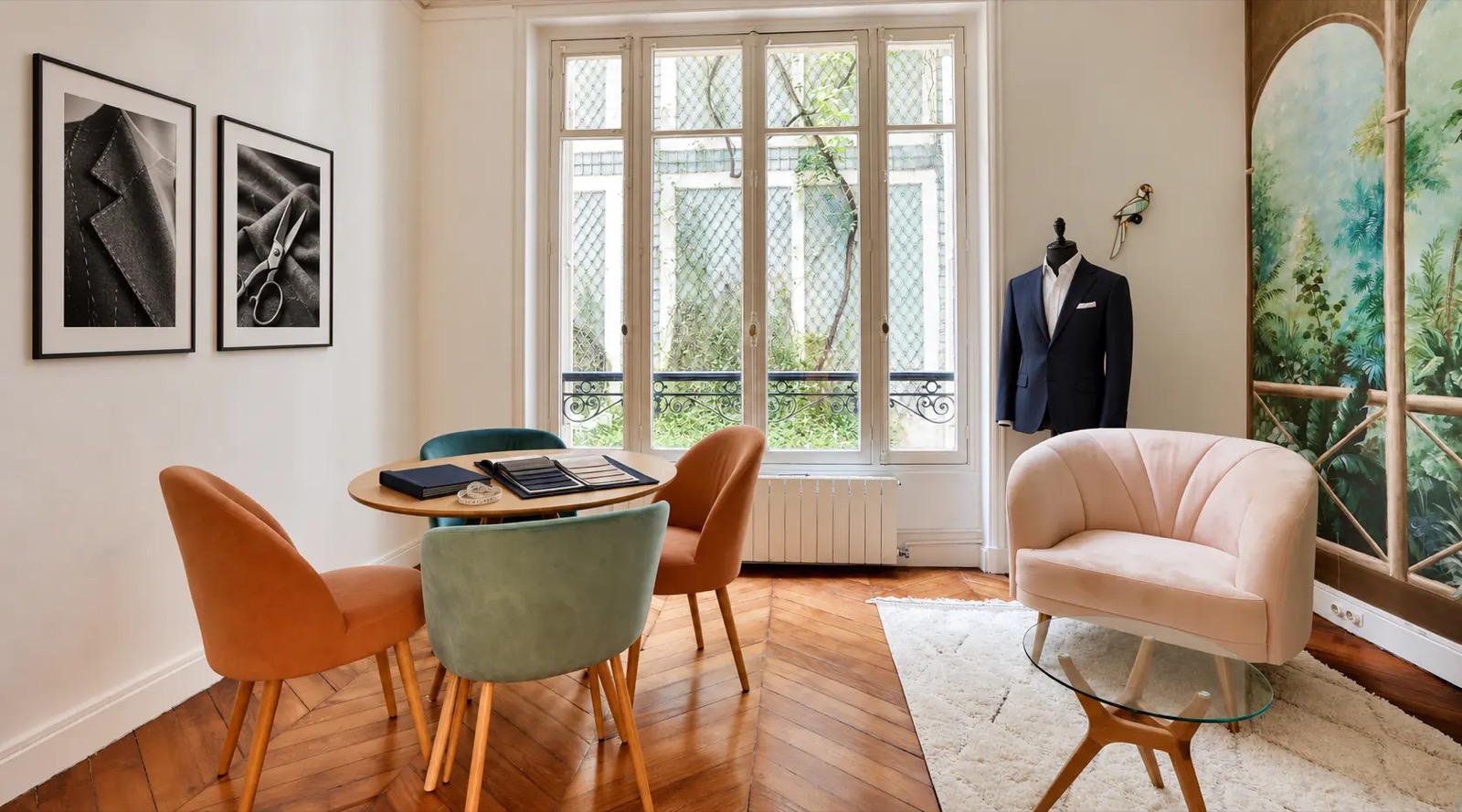 Le salon Villiers : table de sélection des tissus face au jardin et fresque murale