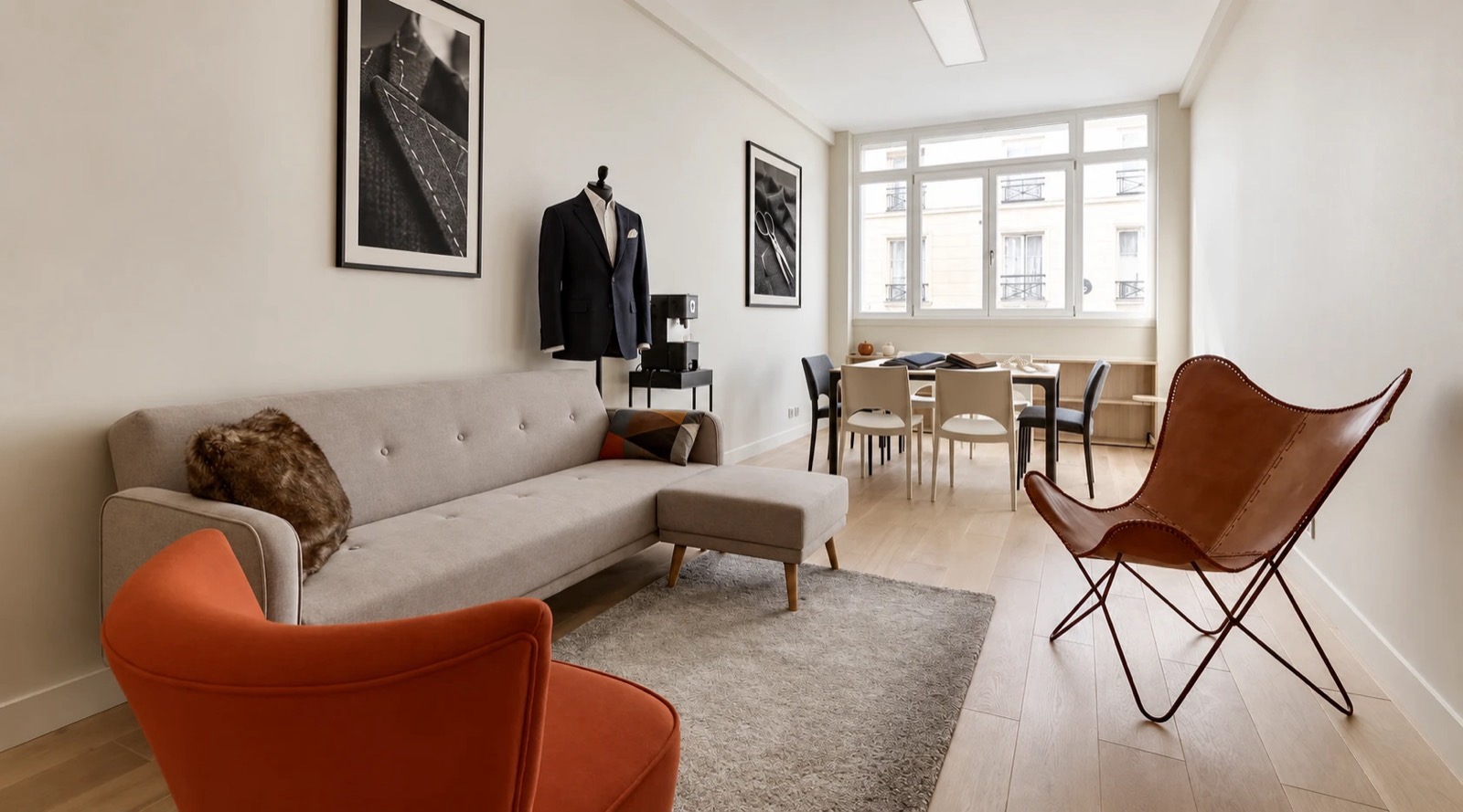 Le salon Turbigo : coin salon, table de sélection des tissus et veste sur mannequin