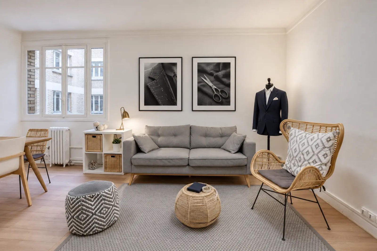 Le salon Mogador : coin salon, fauteuil en rotin et veste sur mannequin