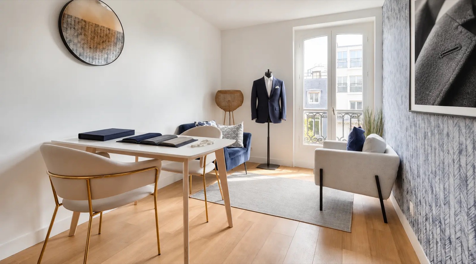 Le salon Roosevelt : table de sélection des tissus, coin salon et veste sur mannequin