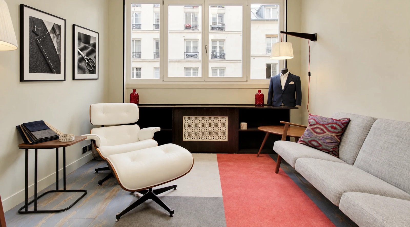 Le salon Bourse : fauteuil lounge, coin salon et veste sur mannequin