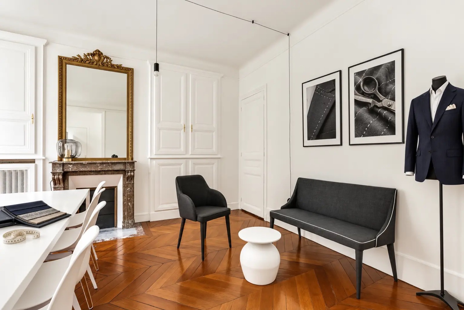 Le salon Etoile : cheminée en marbre, miroir doré et table de sélection des tissus