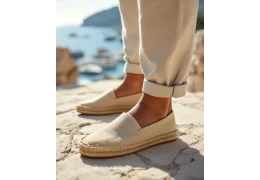 Élégance estivale : lin, polo, espadrilles — s'habiller juste quand la chaleur libère tout le reste