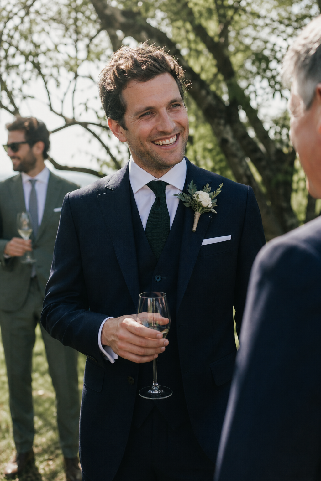 La boutonnière du marié : guide complet (fleurs, position, accords par un tailleur parisien)
