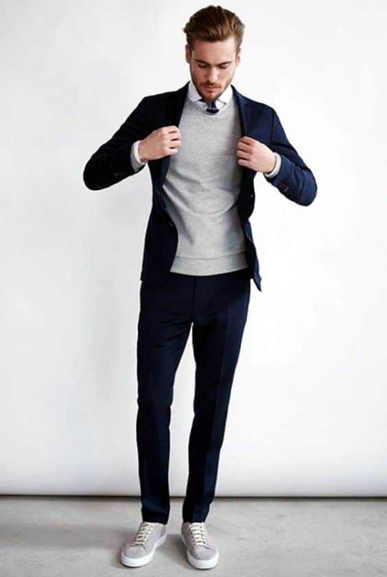 costume et sneakers